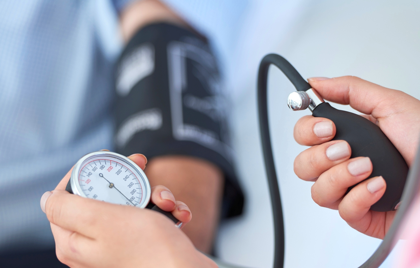 Persona midiendo su presión arterial en casa de manera tranquila