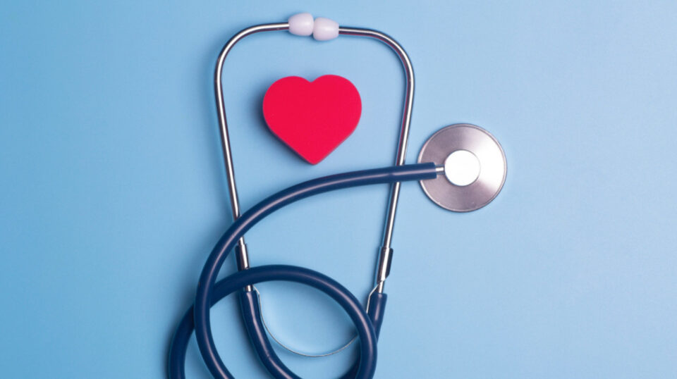 Persona caminando al aire libre como parte de una rutina saludable para el corazón